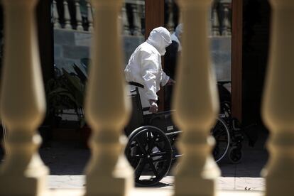 Un trabajador introduce una silla de ruedas en la residencia de Mayores "San Marcos" en San Martin de la Vega, en Madrid, este jueves.
