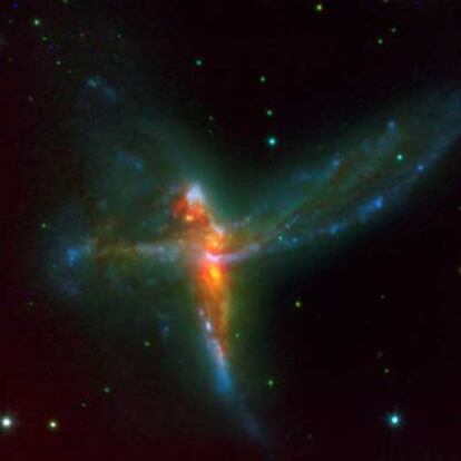 La triple colisión de galaxias fotografiada por el VLT y combinada con una imagen de archivo del <i>Hubble.</i>