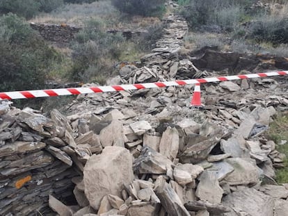 Muros de piedra seca, destruídos por las obras, según los ecologistas.