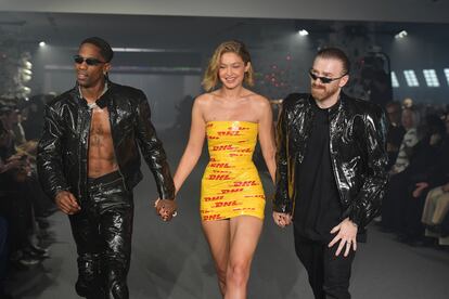 También muy ceñida, en este caso con un vestido que simulaba una cinta de embalaje, Gigi Hadid en Vetements. La modelo cerró el desfile entre Travis Scott, y el diseñador de la casa, Guram Gvasalia.