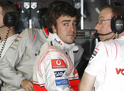 Fernando Alonso, junto a los técnicos de McLaren