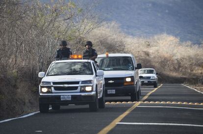 Un convoy de la empresa minera protegido por dos furgonetas de la policía estatal
