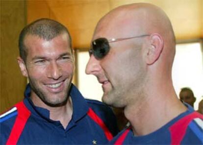 Zidane y Barthez comentan algo gracioso.