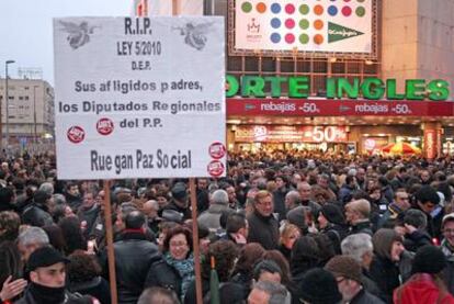 Miles de personas se manifestaron ayer en Murcia contra los recortes presupuestarios.