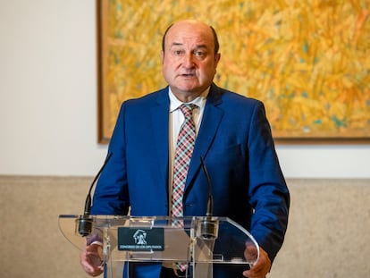 El presidente del PNV, Andoni Ortuzar, durante una rueda de prensa en noviembre de 2023.