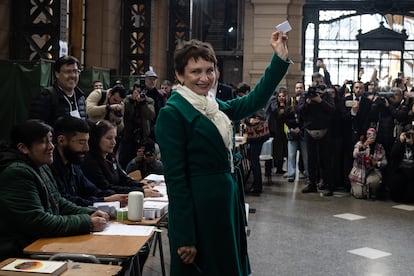 Carolina Tohá, candidata presidencial, asiste a la Estación Mapocho para emitir su voto.