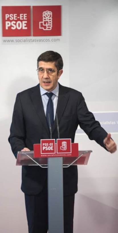 Patxi López, en su comparecencia en la sede de su partido en Bilbao.