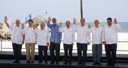 Los presidentes Ricardo Martinelli, Panam&aacute;; Juan Orlando Hern&aacute;ndez, Honduras; Salvador S&aacute;nchez Cer&eacute;n, El Salvador; Dean Oliver Barrow, primer ministro de Belice; Danilo Medina, Rep&uacute;blica Dominicana, Luis Guillermo Sol&iacute;s Rivera, Costa Rica; Otto P&eacute;rez Molina, Guatemala y Valdrack L. Jaentschke, vicecanciller de Nicaragua, posan en la fotograf&iacute;a oficial de la cumbre del Sistema de la Integraci&oacute;n Centroamericana (SICA).