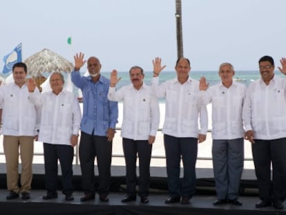 Los presidentes Ricardo Martinelli, Panamá; Juan Orlando Hernández, Honduras; Salvador Sánchez Cerén, El Salvador; Dean Oliver Barrow, primer ministro de Belice; Danilo Medina, República Dominicana, Luis Guillermo Solís Rivera, Costa Rica; Otto Pérez Molina, Guatemala y Valdrack L. Jaentschke, vicecanciller de Nicaragua, posan en la fotografía oficial de la cumbre del Sistema de la Integración Centroamericana (SICA).