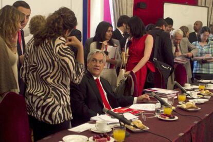 El presidente de Chile, Sebastián Piñera, en el centro de la foto, conversa con la prensa extranjera en el Palacio de la Moneda.