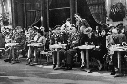 Oficiales y soldados nazis, en la plaza de la Ópera de París, durante la ocupación a finales de 1940.