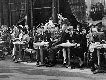 Oficiales y soldados nazis, en la plaza de la Ópera de París, durante la ocupación a finales de 1940.