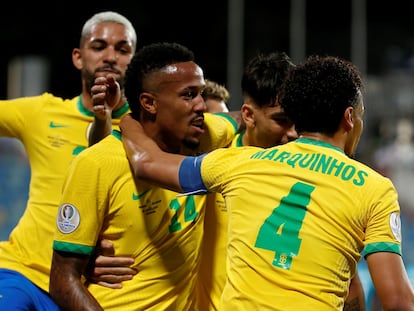 Los jugadores de Brasil celebran el gol de Militão.