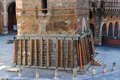 Barrera colocada en la base de la torre medieval Garisenda para evitar el riesgo de derrumbe.