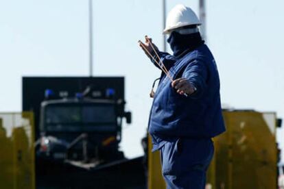 Un trabajador se enfrenta a la polica en las movilizaciones de Izar de la semana pasada, en Puerto Real, Cdiz.