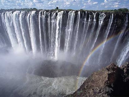 Las aguas del río Zimbabue se convierten en un estruendo al llegar a las cataratas Victoria.
