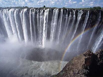 Las aguas del río Zimbabue se convierten en un estruendo al llegar a las cataratas Victoria.