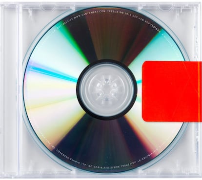 <p>La portada de <em>Yeezus</em> (2013) representa, para Sergi Salvi, de Delaporte, el "minimalismo hasta sus últimas consecuencias, la portada más mínima que puede existir es la ausencia de la portada. Es el equivalente a las 90 latas cilíndricas de Manzoni [se refiere a <em>Mierda de artista</em>, obra del artista conceptual italiano <a href="http://www.pieromanzoni.org/SP/index_sp.htm" rel="nofollow" target="_blank">Piero Manzoni</a>]. Un minimalismo que Sandra Delaporte lleva a su propia descripción: "Mola porque es de Kanye West. La ausencia de portada llama la atención".</p> <p>En efecto, el propio West firma la autoría de la cubierta de <em>Yeezus</em> junto con el DJ y diseñador de moda Virgil Abloh, director creativo de la colección de hombre de Louis Vuitton desde marzo de 2018, y que por entonces era asistente en la dirección creativa en Donda, la empresa de Kanye West. "Representa la muerte del CD", explicaba Abloh en una conferencia: "No esperabamos llegar a algo tan limpio. No sé qué pasó. No sabemos qué fue, pero nos miramos como 'Maldita sea. Es como si hubiéramos ido a la escuela de diseño". Sin embargo, hay quienes encuentran una <a href="http://www.lememe.com/archives/32072" rel="nofollow" target="_blank">sospechosa similitud entre esta portada y un proyecto de Peter Saville</a>, el diseñador de <em>Unknown Pleasures</em>, de Joy Division, también en esta lista, a quien se cuenta que West pidió que colaborara para este trabajo.</p>