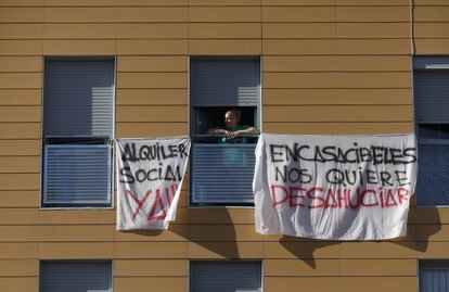 Pancartas contra la venta de casas del Ivima a Encasa Cibeles.