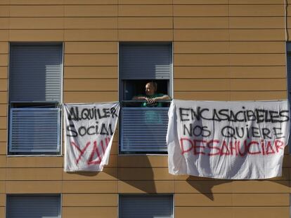 Pancartas contra la venta de casas del Ivima a Encasa Cibeles.