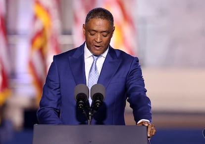 Cedric Richmond, portavoz de la candidata demócrata Kamala Harris, anuncia que esta no va a comparecer esta noche en la univeridad de Howard. 