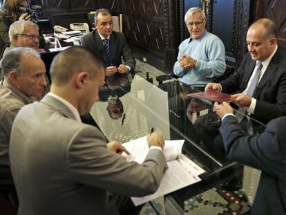Joan Ribó y Joan Calabuig con el resto de agentes sociales durante la firma del V Pacto de Empleo de Valencia.