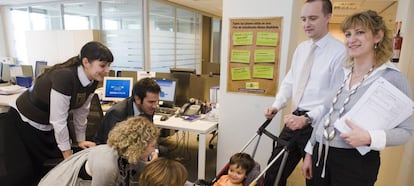 Unos padres de visita en el trabajo con su hijo.