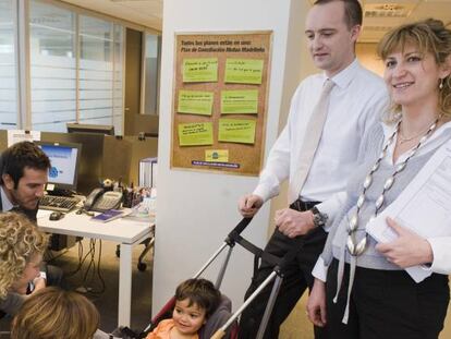 Unos padres de visita en el trabajo con su hijo.