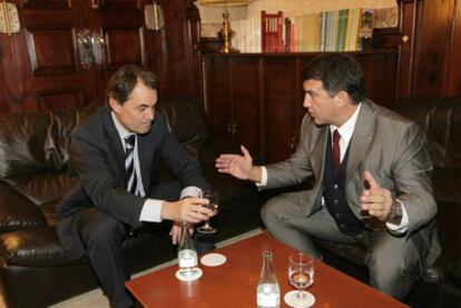 Artur Mas (a la izquierda), durante la reunión que mantuvo ayer con Joan Laporta.