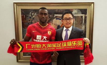 Jackson Martínez posa como nuevo jugador del Guangzhou.