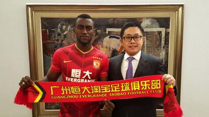 Jackson Martínez posa como nuevo jugador del Guangzhou.