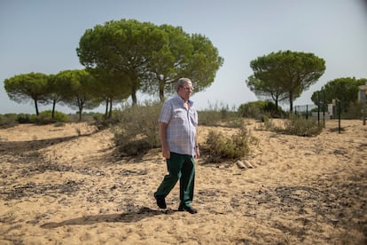 Jaime Robles Rodríguez, uno de los guardas históricos de la reserva de Doñana, en el parque nacional.