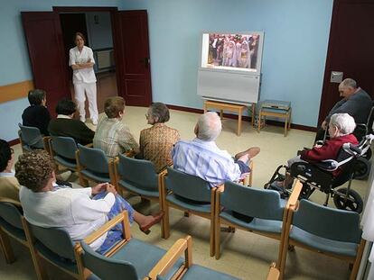 Varios ancianos en una residencia de Santurtzi.