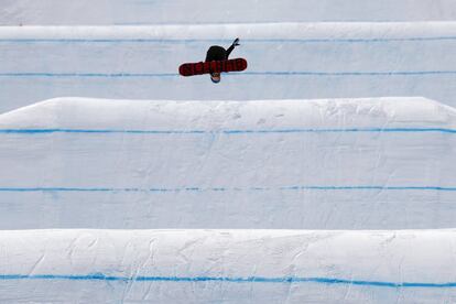 Anna Gasser, de Austria, durante un salto en la prueba de slopestyle, el 11 de febrero de 2018.