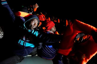 Un grupo de migrantes son rescatados durante una operación de la ONG Proactiva Open Arms en el mar Mediterráneo central, el 21 de noviembre.