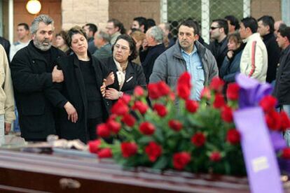 Familiares de uno de los miembros del grupo musical Ppyote, durante el funeral celebrado en Alqueries.