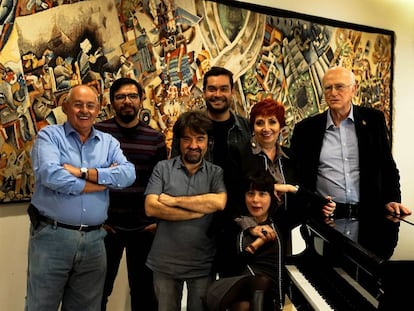 El escritor Benito Taibo, los editores Alejandro Magallanes, Juan Casamayor, y Gustavo Cruz, la directora de la feria Marisol Schulz, la escritora Wendy Guerra y el ensayista Roger Bartra en la FIL de Guadalajara