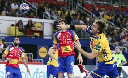 El sueco Jesper Nielsen en acción durante la final del Campeonato Europeo de Balonmano.