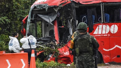El autobús accidentado en El Tintal, en el estado mexicano de Quintana Roo.