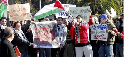 Dos centenares de personas se han manifestado en Granada contra la ofensiva del Ejército hebreo en la franja de Gaza.