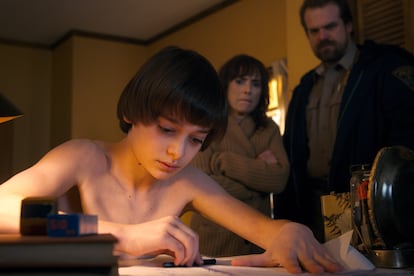 Joyce Byers en Stranger Things
No sin mi hijo. No fueron pocos memes relacionados con la sobreactuación de la actriz, pero no es para menos. A la estresada Joyce Byers, soltera y con escasos recursos, la enigmática desaparición de su pequeño le desata una crisis nerviosa. Pronto asume, lo que le honra, que prefiere que los demás piensen que está loca a perder la esperanza de una posible comunicación con el niño, atrapado en una realidad alternativa. El tiempo le da la razón a esta madre coraje, que no ceja en su empeño por recuperar al chaval al que otros dan por muerto. Brava.