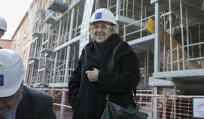 La alcaldesa, Manuela Carmena, visitando hoy una promoci&oacute;n de vivienda social en Villaverde.