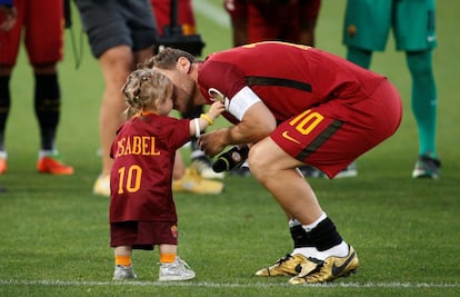 La cara más cariñosa de Totti, junto a Isabel, la pequeña de la familia. 