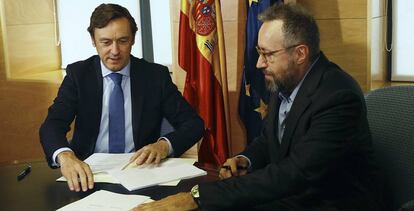 Rafael Hernando, del PP, y Juan Carlos Girauta, de Ciudadanos, firman el pacto de investidura.