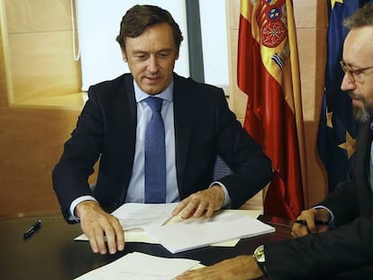 Rafael Hernando, del PP, y Juan Carlos Girauta, de Ciudadanos, firman el pacto de investidura.