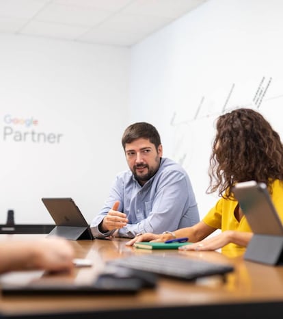 Trabajadores de La Teva Web planifican estrategias digitales en su sede de Barcelona.