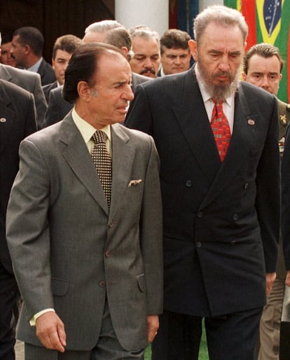 Los presidentes de Argentina Carlos Menem (izquierda) y el cubano Fidel Castro se dirigen a la VII Conferencia Iberoamericana, en Oporto en octubre de 1998.