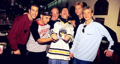 Lou Pearlman (tercero por la izquierda), con NSync, en Miami en 1996.