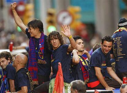 Los jugadores disfrutan de su paseo en autobús por la capital catalana.