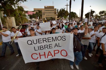 Cerca de 2.000 pessoas se manifestaram em apoio a Joaquín Guzmán.